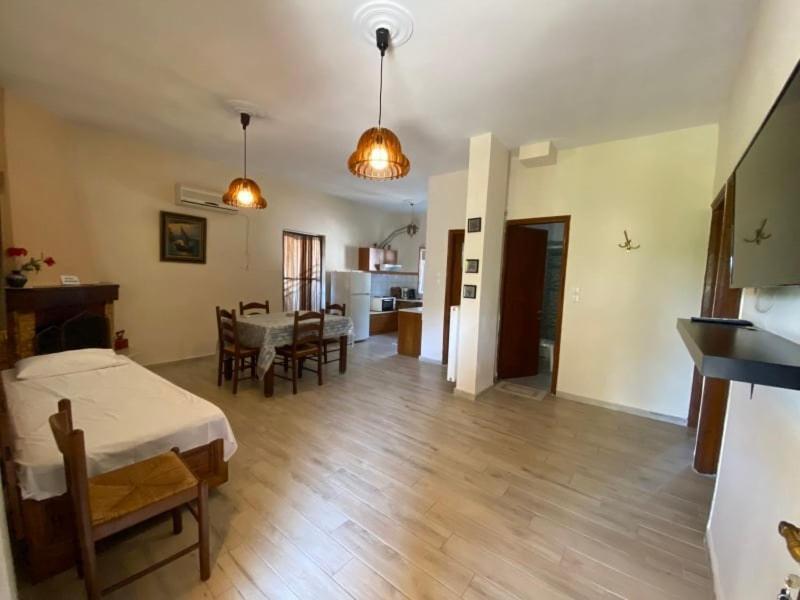 Menelaos Apartments Lefókasztro Kültér fotó