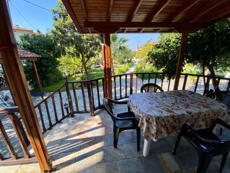 Menelaos Apartments Lefókasztro Kültér fotó
